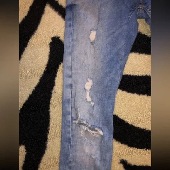 ZARA RIPPED JEANS - Picture 2 of 5